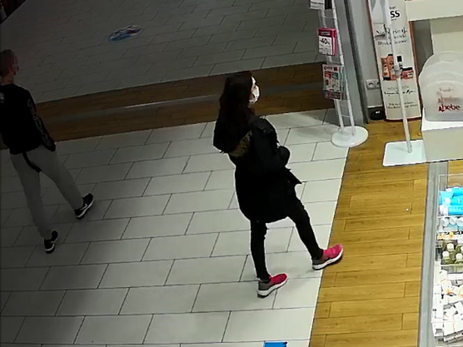 Kradzież doskonała? W taki sposób para z Gliwic wyniosła z drogerii cenne kosmetyki. Nagranie szokuje [WIDEO]