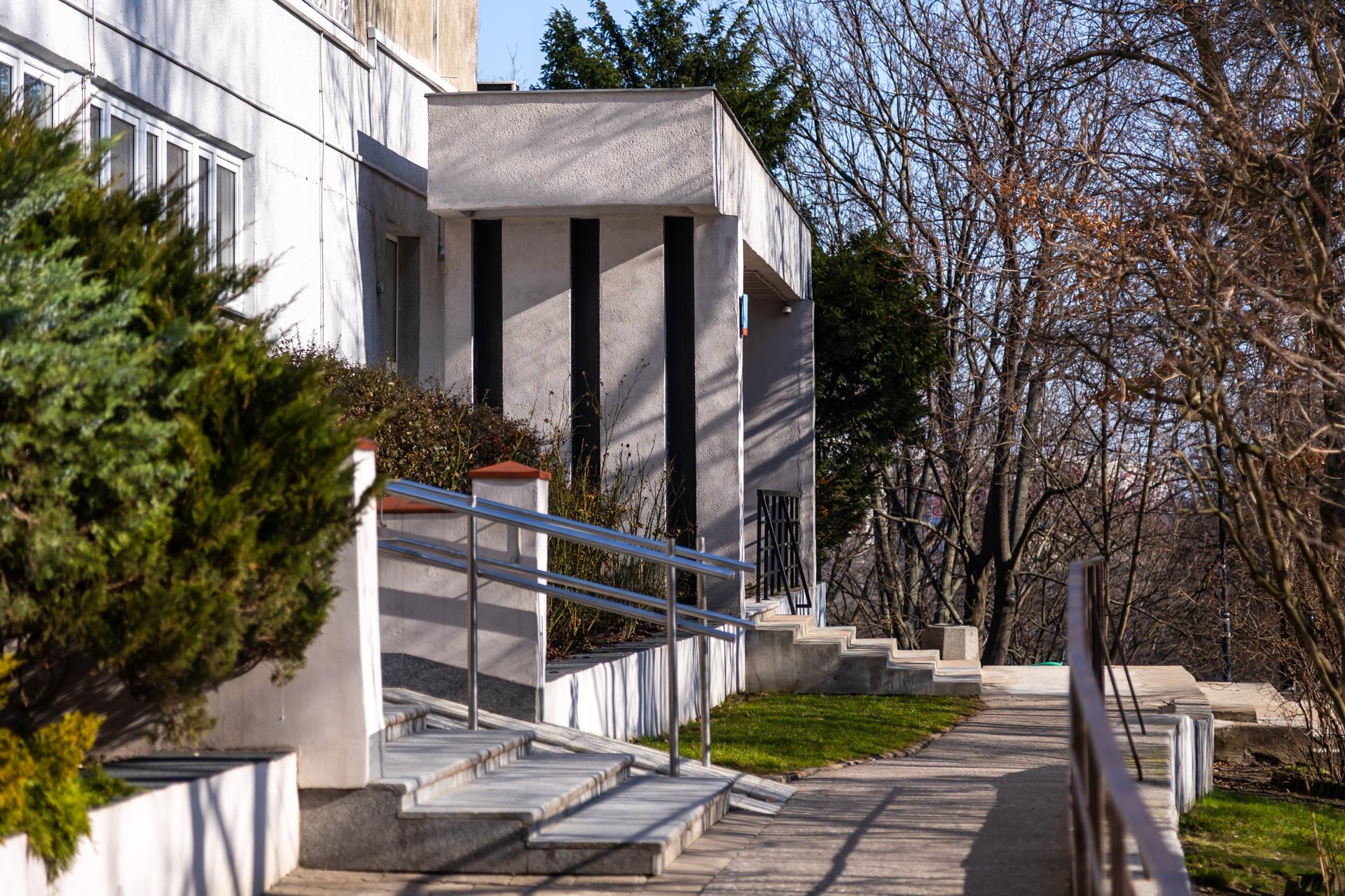 Młotek na Smolnej 8 w Warszawie. Zobacz zdjęcia symbolu luksusowych mieszkań w PRL-u