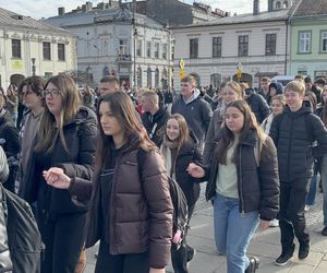 Maturzyści z Nowego Sącza zatańczyli poloneza na Rynku 