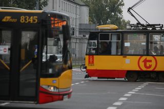 Poważne utrudnienia w Warszawie, autobusy jeżdżą jak chcą. WTP wydał komunikat