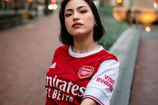 Dziewczyna kibica znów na szczycie modowych trendów. Jak tworzyć stylizacje z klubowymi koszulkami w roli głównej? 