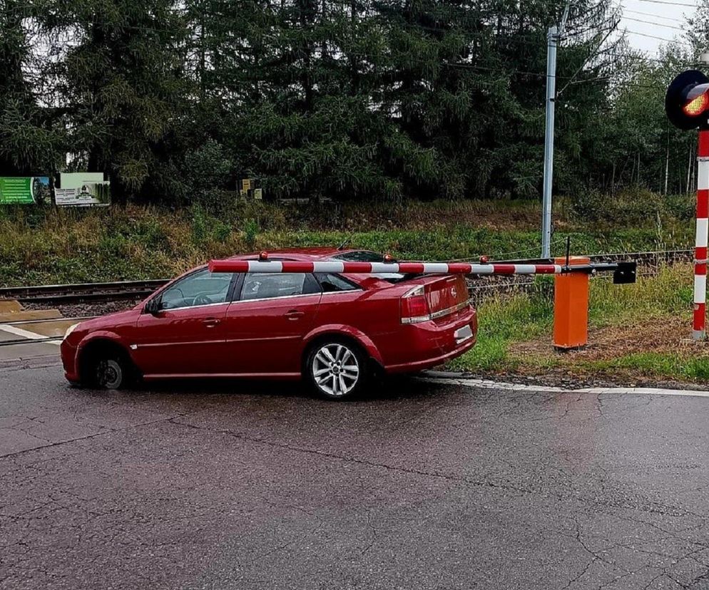 W trakcie jazdy od opla odpadło koło. Dramat na przejeździe kolejowym!