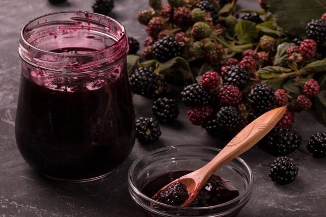 Jak zrobić idealne jeżyny we własnym soku? Trik na właściwą ilość cukru