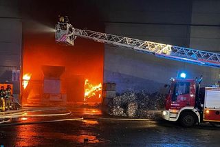 Pożar w Czechowicach-Dziedzicach. Spłonęła hala fabryczna zakładu przetwarzającego odpady