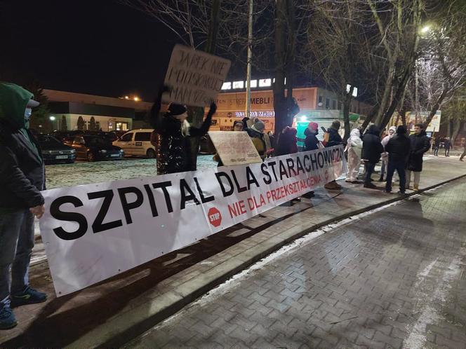 Kaczyński w Starachowicach. Pod kościołem okrzyki "Wynocha"; "Wolna Polska"