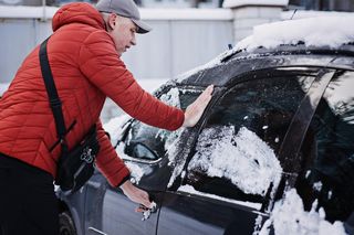 Wsmaruj w uszczelki drzwi w aucie, a bez problemu otworzysz je w czasie mrozów. Będą odporne na przymarzanie. Sposób na przymarzające drzwi w samochodzie