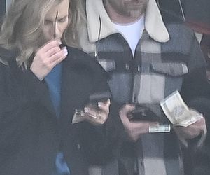 Agnieszka Kaczorowska siedzi i pachnie, a Rogacewicz wynosi śmieci i je kanapke poza autem... Fajna para?