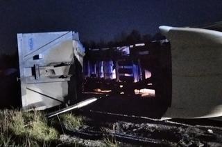 Ciężarówka przewróciła się w Zabrzu podczas rozładunku. Kierowca trafił do szpitala