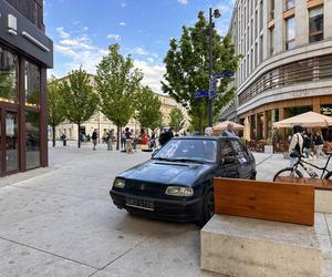 Akcja Miejskiej Agendy Parkingowej na placu Pięciu Rogów w Warszawie