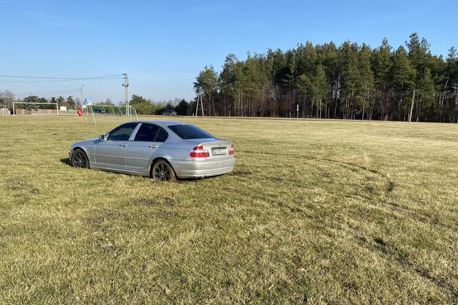 Zambrów. Senior testował auto po naprawie. Zniszczył murawę na boisku [ZDJĘCIA]