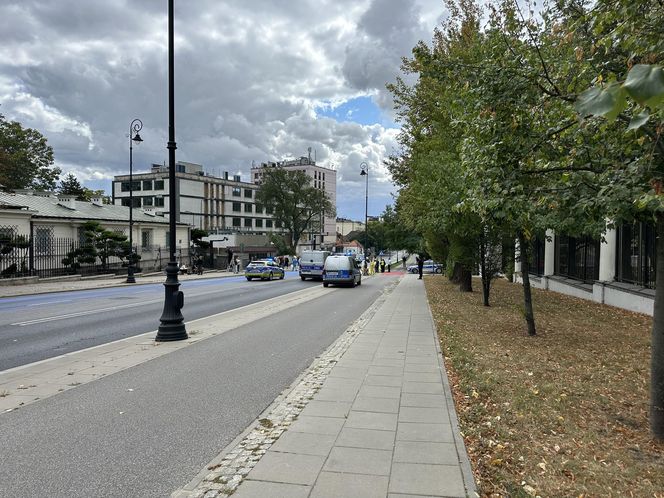 Żółto-niebieska niespodzianka dla rosyjskich dyplomatów. Barwy Ukrainy na asfalcie przed ambasadą Rosji