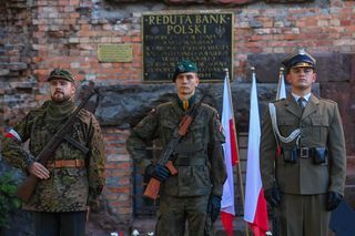 Uroczystości upamiętniające 80 rocznicę upadku Powstania Warszawskiego pod Redutą Banku Polskiego w Warszawie