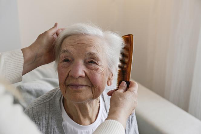 Dwa wczesne objawy demencji, które dostrzeżesz u bliskich. Pojawiają się stopniowo i nasilają powoli