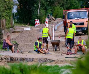 Kierowcy tkwią w korkach, robotnicy się śmieją. Sielankowy nastrój podczas remontu