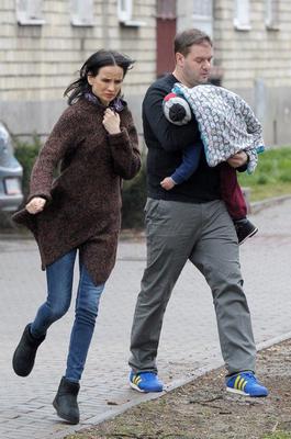 TOMASZ KAROLAK Z RODZINĄ