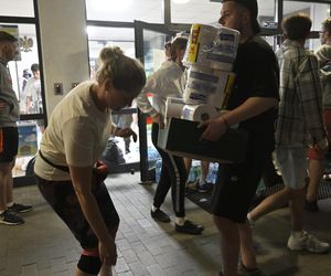 Pożar w Ząbkach. Wielkie poruszenie! Ludzie z całego miasta ruszyli z pomocą 