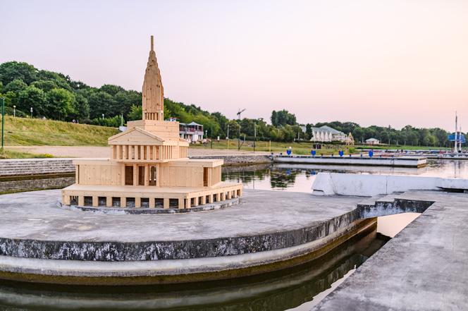 Warsztaty Mood for wood 2023 w Poznaniu – projekt „Man-Made Bench” grupy prowadzonej przez Iwo Borkowicza z pracowni JEJU Studio i Jacka Kolasińskiego z biura HIROKO