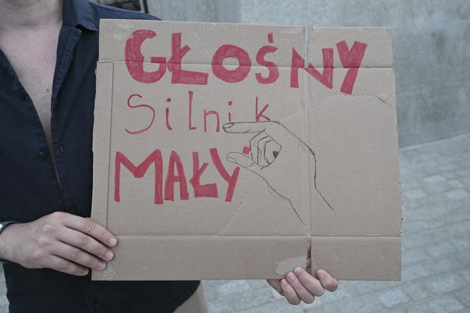 Przeszli przez Warszawę w piżamach i kapciach. Krzyczeli "Chcemy spać!"