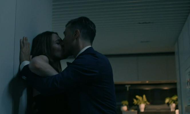 BrzydUla 2, odcinek 155. Ula (Julia Kamińska), Marek (Filip Bobek)