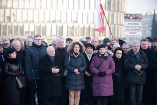 Miesięcznica smoleńska w cieniu kryzysu na szczeblach władzy w Polsce