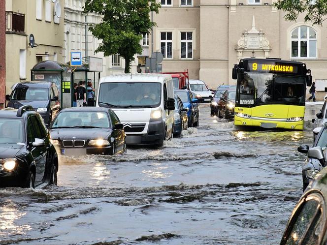 Nawałnica nad Gnieznem. Miasto zalały strumienie wody po ulewie i gradobiciu [ZDJĘCIA].