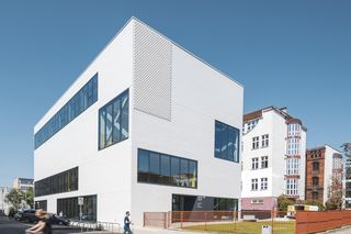 Życie w Architekturze 2025. Hybrydowy zespół sal gimnastycznych z salą do szermierki przy XIII Liceum Ogólnokształcącym we Wrocławiu. Arch_it Piotr Zybura