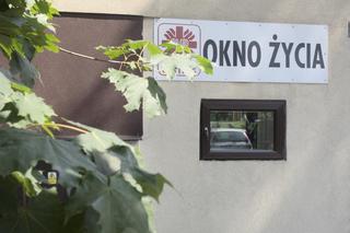 Częstochowa: 2-latka w oknie życia. Matka zmieniła zdanie i chce odzyskać córkę