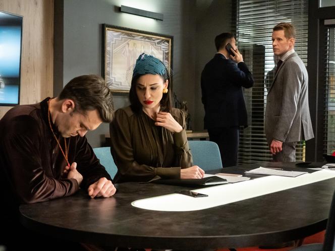 BrzydUla 2, odcinek 106. Marek (Filip Bobek), Sebastian (Łukasz Garlicki), Aleks (Mariusz Zaniewski), Paulina (Maja Hirsch)