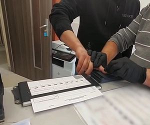 „Surfer z S8” tymczasowo aresztowany. Jechał na dachu, biegał nago po ruchliwej drodze