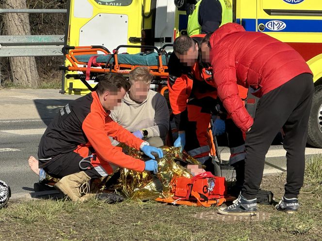 Motocyklista trafił do szpitala. Kierowca mazdy wymusił pierwszeństwo. Koszmarny wypadek w Warszawie