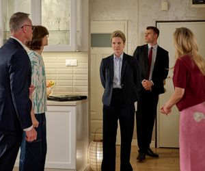 Na Wspólnej, odc. 4087. Kajtek (Mikołaj Szostek), Monika (Sylwia Gliwa), Damian (Waldemar Błaszczyk), Masza (Renata Gosławska)