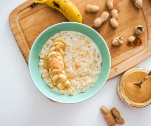 Owsianka z masłem orzechowym i bananem. Prosty i szybki przepis na zdrowe śniadanie
