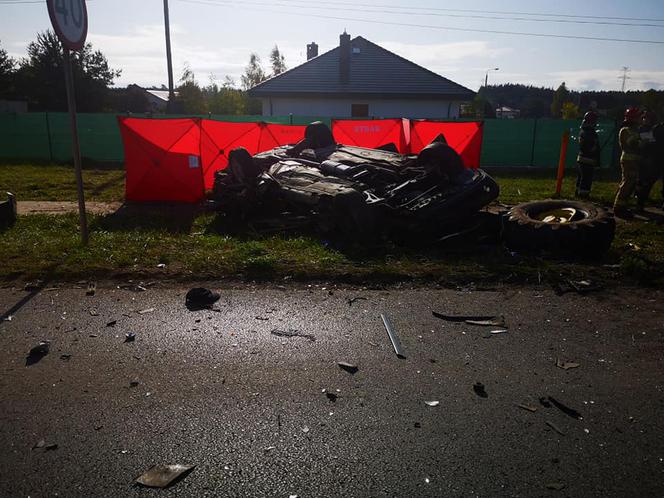 Koszmarne zderzenie osobówki z traktorem pod Bydgoszczą