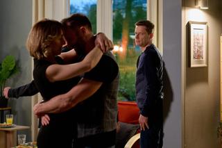 Na Wspólnej odc. 3865. Iga (Lidia Sadowa), Kuba (Przemysław Cypryański), Robert Tadeusiak (Dariusz Wnuk)