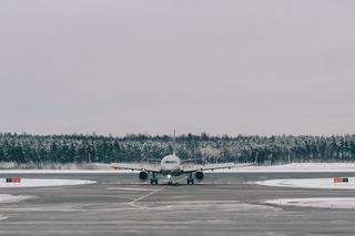 Atak zimy. Niektóre lotniska są zamknięte, w innych występują zakłócenia  