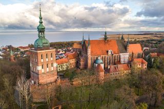 Niesamowite miasteczko nad Zalewem Wiślanym. Historia i magia w jednym miejscu 