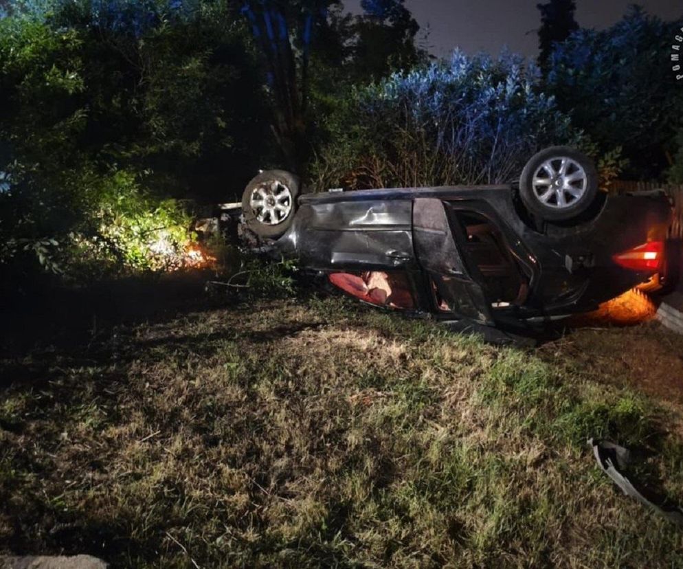Żory. Nie zauważył ronda, bo patrzył w telefon! 18-latek dachował i cudem uniknął śmierci