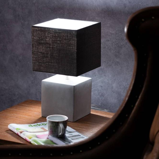 Lampa stołowa o geometrycznym kształcie