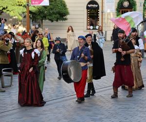 Korowód w ramach Międzynarodowego Festiwalu Renesansu w Lublinie