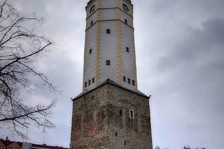 Odbudowana wieża przed pełną odbudową ratusza w latach 2020–2023