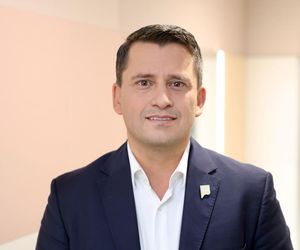 Poseł Paweł Śliz miał wypadek! Z ręką na temblaku pojawił się w Sejmie