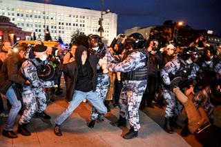 Rosjanie wyszli na ulice. Ponad 1300 osób zatrzymanych za protesty przeciw mobilizacji 