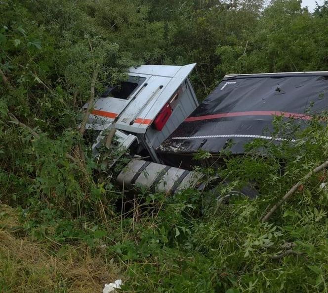 Wypadek w Prostkach. Kierowca ciężarówki miał blisko 3 promile alkoholu! [ZDJĘCIA]