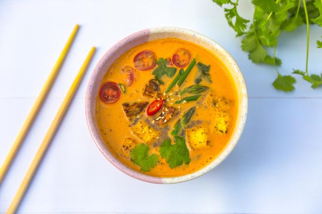 Pikantna zupa tajska z makaronem i tofu - orientalna dawka smaku