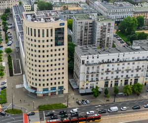 Roztańczony biurowiec naprzeciw Ogrodu Saskiego
