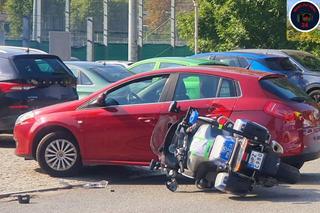 Warszawa. Policjant drogówki huknął motocyklem w samochód osobowy. Ranny funkcjonariusz trafił do szpitala