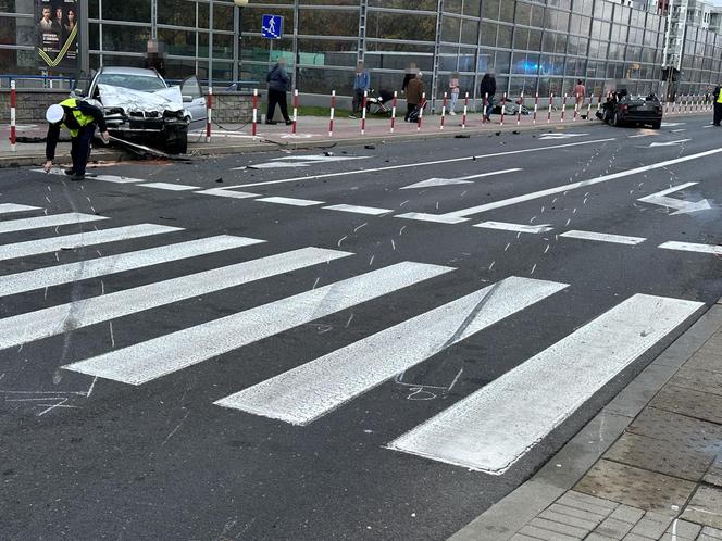 Potężne zderzenie samochodów osobowych w Warszawie. Trzy osoby ranne, jedna w stanie krytycznym