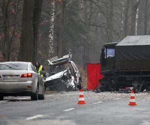 Wypadek ciężarówki z żołnierzami pod Warszawą. Jedna osoba nie żyje, pięć w szpitalu