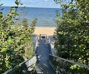 Prywatne zejście na plażę z apartamentów Hevenia