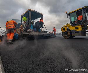 Układaniem betonowej nawierzchni zajmuje się specjalna maszyna